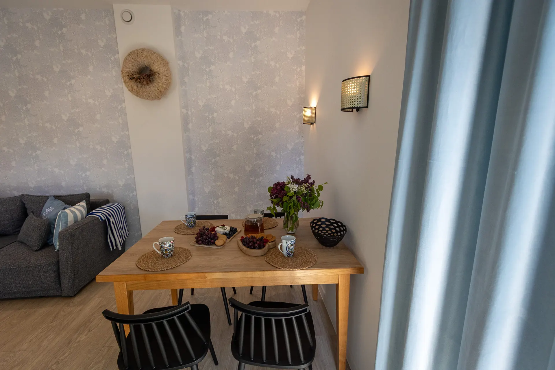 Przytulny kąt Apartamentu 4 z miękkimi dekoracjami i lampą — Poezja Ciszy Dębki